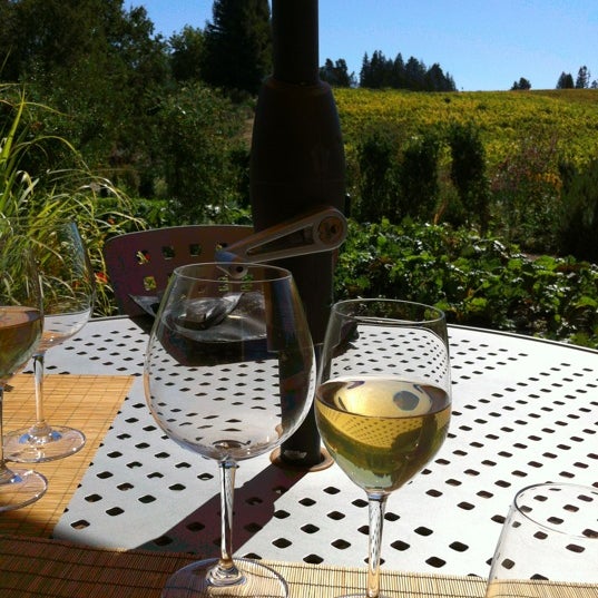 Foto tirada no(a) Lynmar Estate Winery por Maria V. S. em 10/7/2012