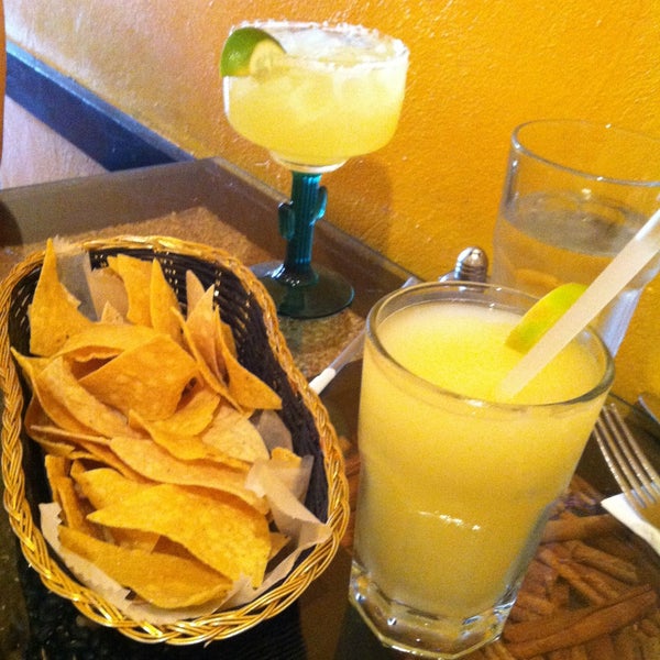 Das Foto wurde bei Refried Beans Mexican Restaurant von Talia Z. am 6/9/2013 aufgenommen