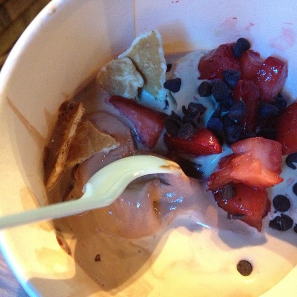 4/26/2013에 Mindy K.님이 Twirl Frozen Yogurt에서 찍은 사진