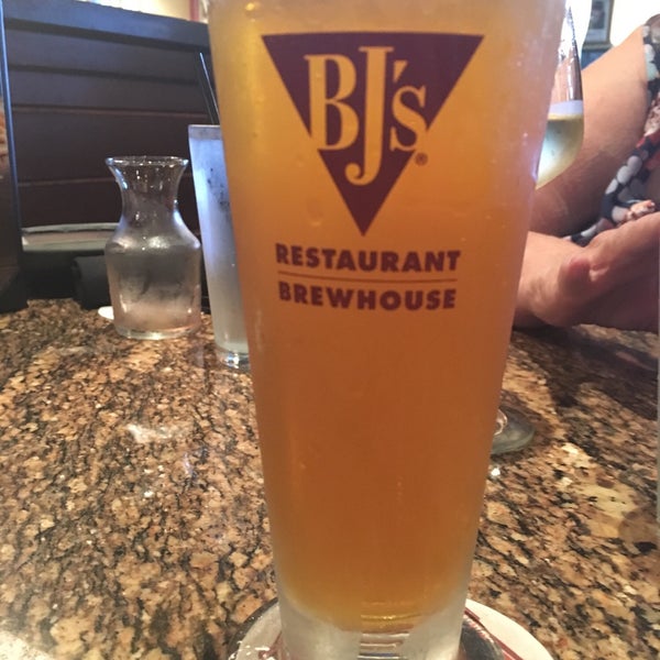 Foto tomada en BJ&#39;s Restaurant &amp; Brewhouse  por Caitlin . el 8/26/2017