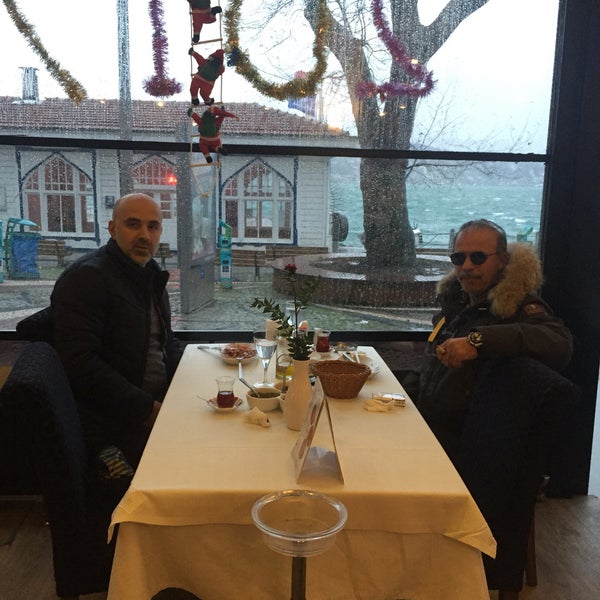 Foto tirada no(a) Beybalık Restaurant &amp; Sazende Fasıl por 2020 türkbükü İ. em 12/29/2016