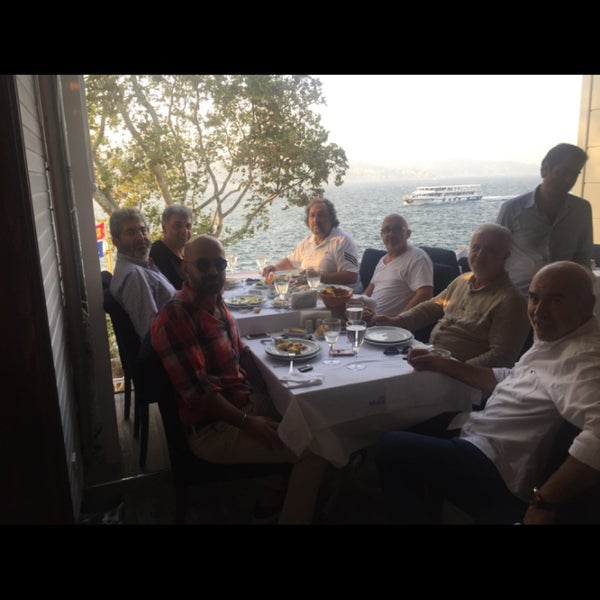 Foto tirada no(a) Beybalık Restaurant &amp; Sazende Fasıl por 2020 türkbükü İ. em 9/18/2017