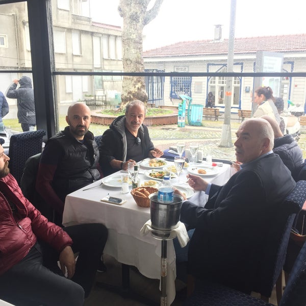 Foto tirada no(a) Beybalık Restaurant &amp; Sazende Fasıl por 2020 türkbükü İ. em 4/18/2017