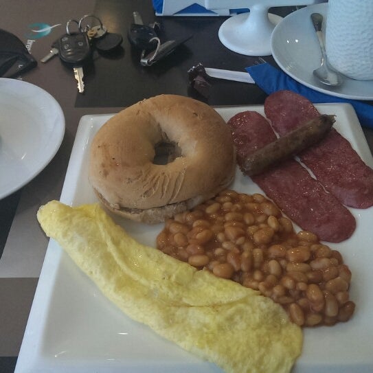 7/5/2013 tarihinde Shiva S.ziyaretçi tarafından Bread and Bagels'de çekilen fotoğraf