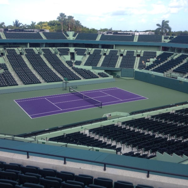 Pra quem gosta de tênis, aqui é o lugar ! Onde acontece o Masters 1000 de Miami ! É possível jogar nas quadras laterais diariamente por US$ 4,00 ! Tem que vir !