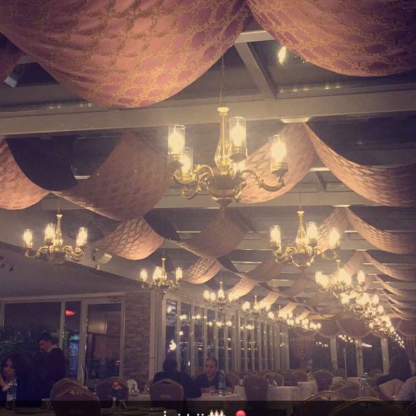 Foto diambil di Özsar Restaurant oleh Beyza A. pada 6/10/2016