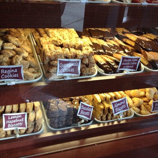 Photo prise au Bovella’s Pastry Shoppe par Deb M. le2/1/2013