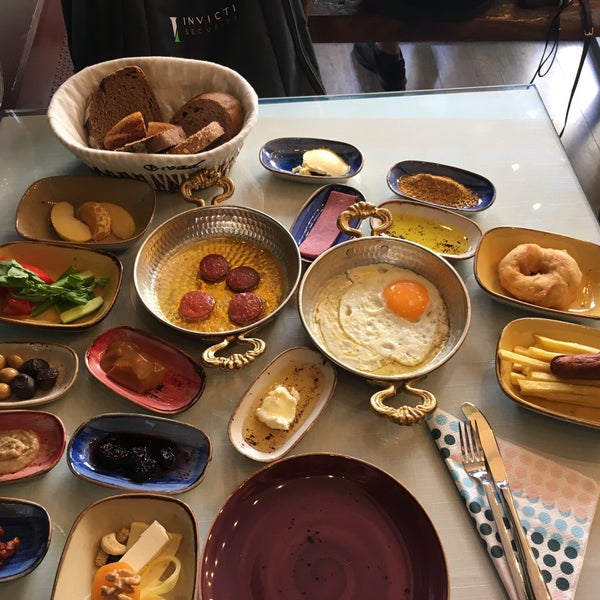 Foto diambil di Deniz Nadide Duru Breakfast oleh Ahmet K. pada 10/26/2019