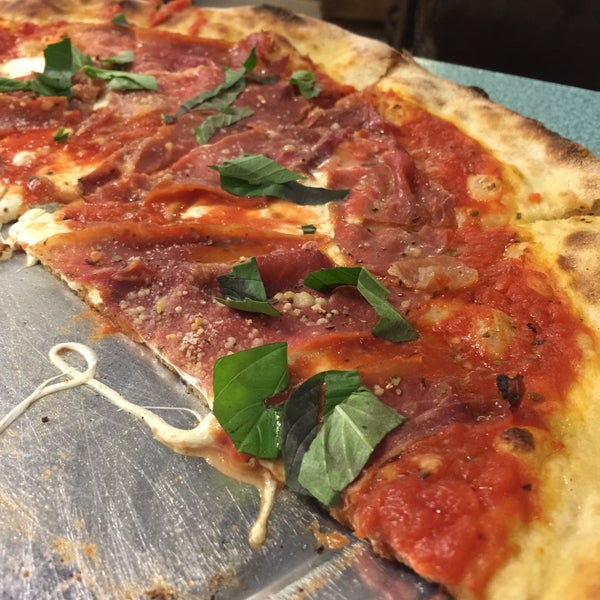 Foto diambil di Nick&#39;s Pizza oleh Dave H. pada 9/27/2015