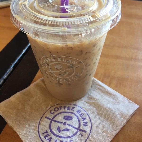 Photo taken at The Coffee Bean &amp; Tea Leaf by Anne L. on 4/29/2017