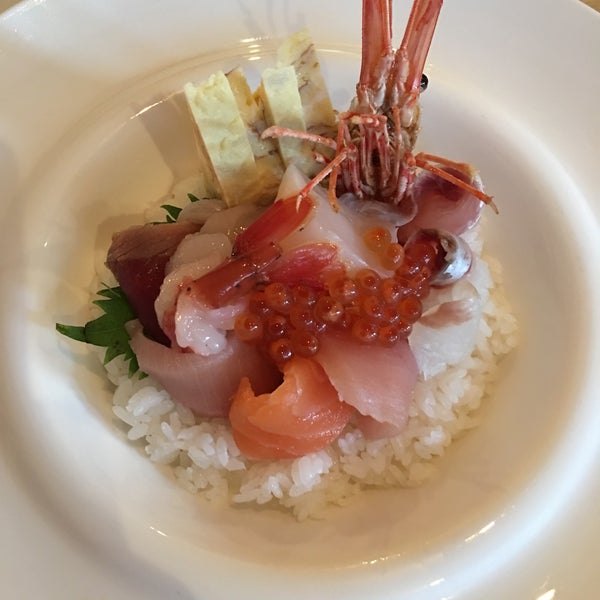 Foto diambil di Sushi Enya oleh Anne L. pada 5/28/2017