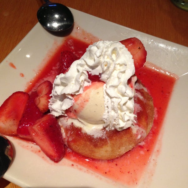 Photo taken at BJ&#39;s Restaurant &amp; Brewhouse by Anne L. on 4/30/2013