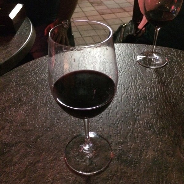 Das Foto wurde bei TheYbor City Wine Bar von Laura M. am 5/4/2014 aufgenommen
