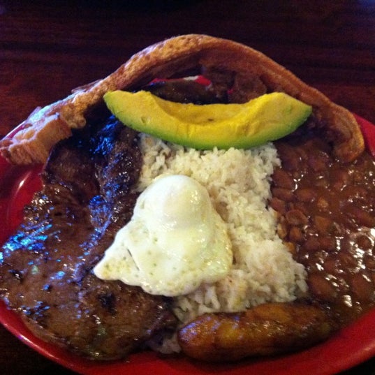 Снимок сделан в Latinos Restaurante пользователем Freddy G. 11/21/2012