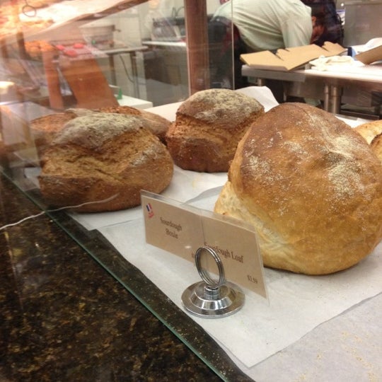 Foto scattata a Vie de France Bakery Cafe- Rockville, MD da Ange N. il 12/2/2012