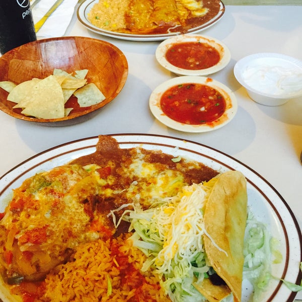 Foto diambil di Mission Burrito oleh Cecille P. pada 7/21/2015