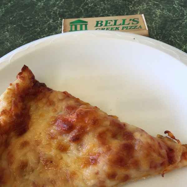 10/11/2015 tarihinde rob p.ziyaretçi tarafından Bell&#39;s Greek Pizza'de çekilen fotoğraf
