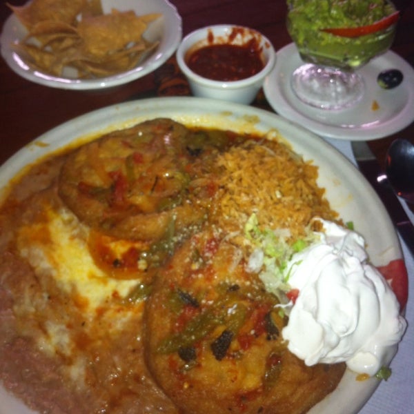 Photo taken at Manuel&#39;s Mexican Restaurant by Leslie S. on 10/10/2013