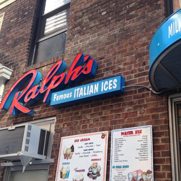 รูปภาพถ่ายที่ Ralph&#39;s Famous Italian Ices โดย Mary L. เมื่อ 5/11/2014