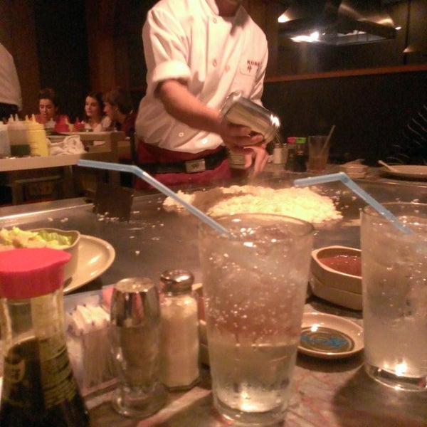 Das Foto wurde bei Kobe Japanese Grill and Sushi von Mikey D. am 12/27/2013 aufgenommen