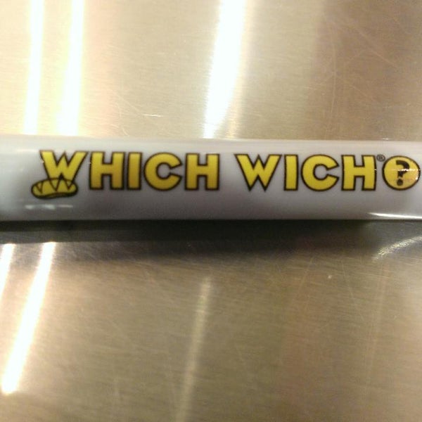 Foto tirada no(a) Which Wich Superior Sandwiches por Mikey D. em 12/14/2013