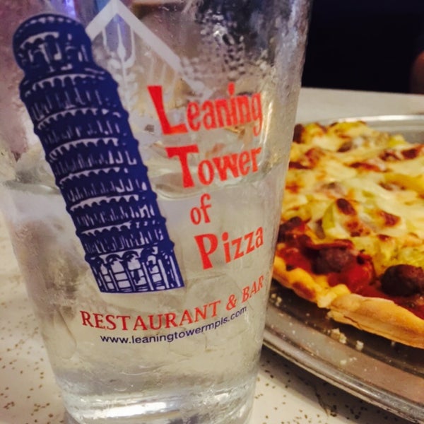 6/29/2015 tarihinde Nannah K.ziyaretçi tarafından Leaning Tower of Pizza'de çekilen fotoğraf