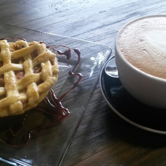 Foto diambil di Gradios Café Especialidad oleh Roxy P. pada 4/29/2014