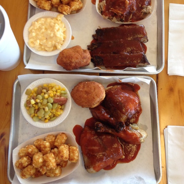 11/7/2013 tarihinde Richard C.ziyaretçi tarafından Mrs. Smokeys Real Pit BBQ'de çekilen fotoğraf