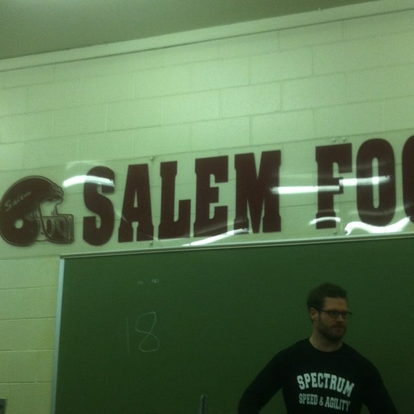 รูปภาพถ่ายที่ Salem Stadium โดย Q. M. เมื่อ 1/19/2013