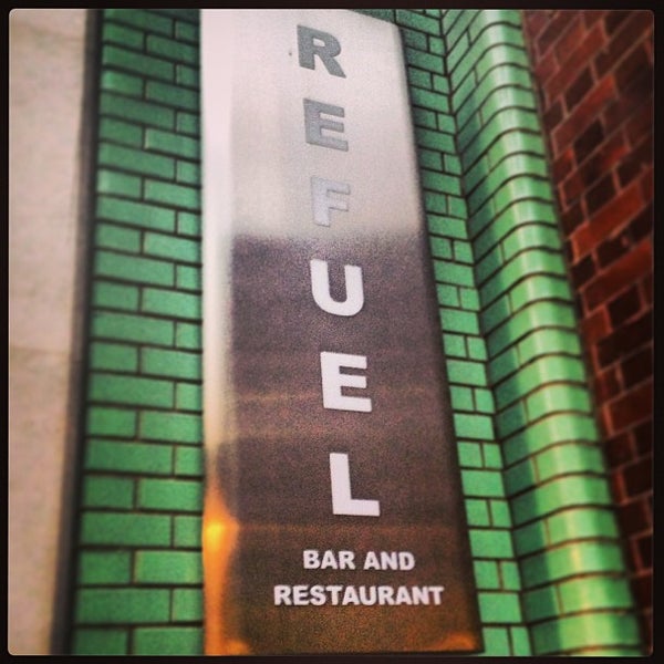 Das Foto wurde bei Refuel Bar &amp; Restaurant von Richard D. am 6/11/2013 aufgenommen