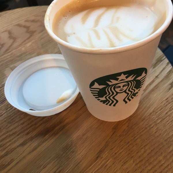 Снимок сделан в Starbucks пользователем Davy R. 3/21/2018