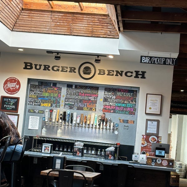 5/12/2024 tarihinde Jenny C.ziyaretçi tarafından Burger Bench'de çekilen fotoğraf