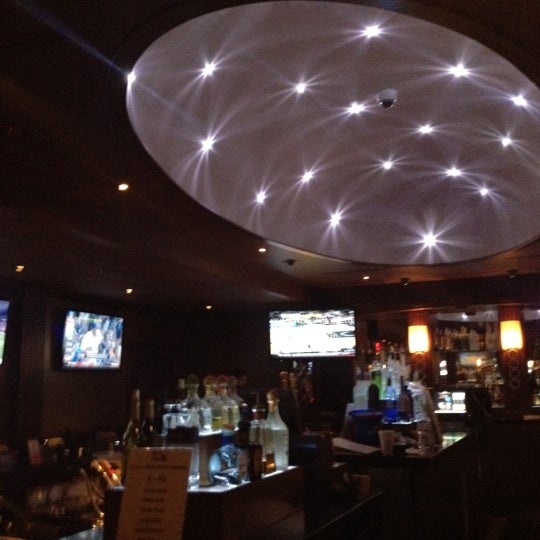 รูปภาพถ่ายที่ BJ&#39;s Cocktail Lounge South โดย Ming M. เมื่อ 2/6/2013