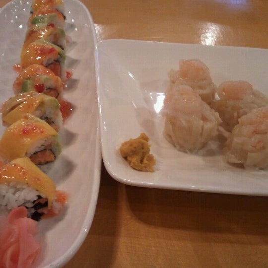 Photo prise au Yellow Tail Sushi &amp; Bar par Andre R. le2/17/2013