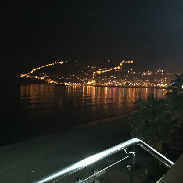 Foto tirada no(a) Güneş Beach Hotel por Erol I. em 12/21/2015
