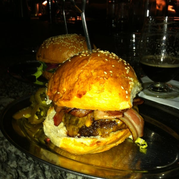 รูปภาพถ่ายที่ Brother Burger and the Marvellous Brew โดย Michelle L. เมื่อ 6/23/2013