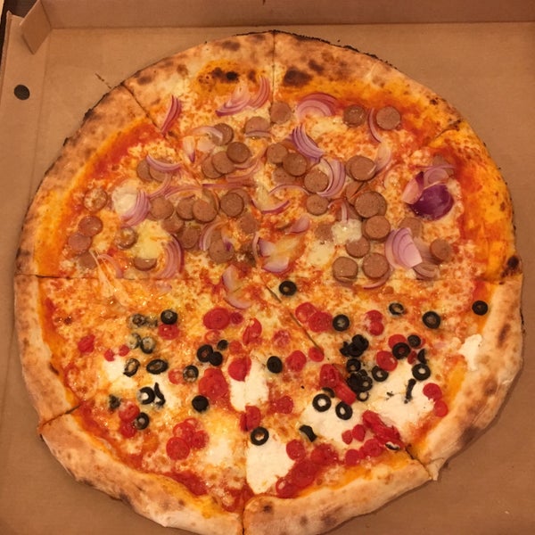 10/9/2018 tarihinde Jesus P.ziyaretçi tarafından Tomasso - New York Pizza'de çekilen fotoğraf