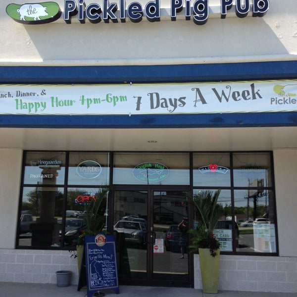 รูปภาพถ่ายที่ Pickled Pig Pub โดย Rand R. เมื่อ 5/17/2013