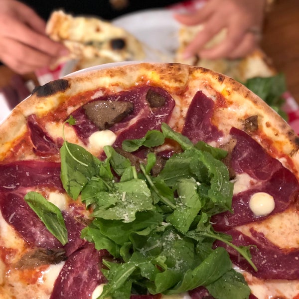 Photo prise au Etna Pizzeria par Cahit Can E. le12/5/2018