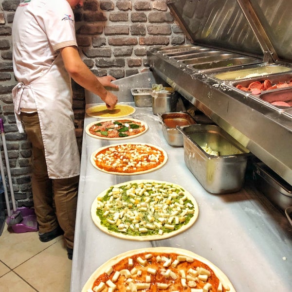 Foto tirada no(a) Etna Pizzeria por Cahit Can E. em 11/13/2018