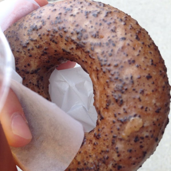 รูปภาพถ่ายที่ Holey Moley Coffee + Doughnuts โดย Tim C. เมื่อ 7/31/2014