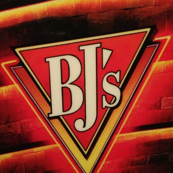 Foto scattata a BJ&#39;s Restaurant &amp; Brewhouse da George H. il 12/31/2012