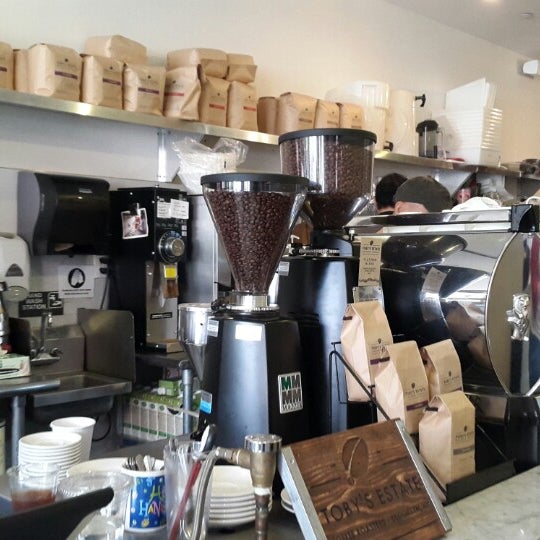 5/26/2014 tarihinde Matt S.ziyaretçi tarafından R&amp;R Coffee'de çekilen fotoğraf