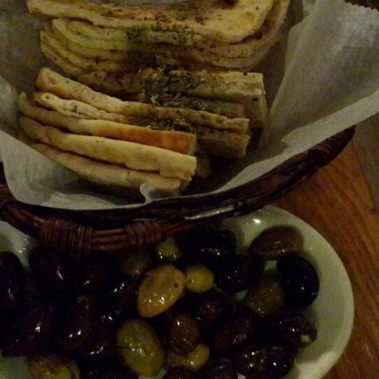 Foto tomada en Greek Taverna - Montclair  por Matt S. el 2/15/2014
