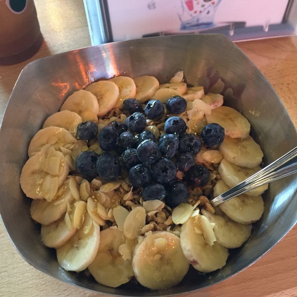 Das Foto wurde bei Vitality Bowls: Superfood Cafe von Don L. am 8/22/2015 aufgenommen