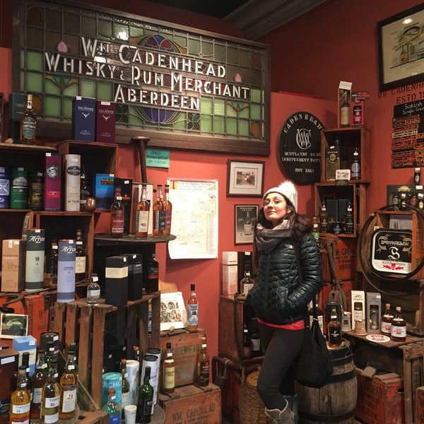 Photo prise au Cadenhead&#39;s Whisky Shop par Aylin Ç. le1/25/2017
