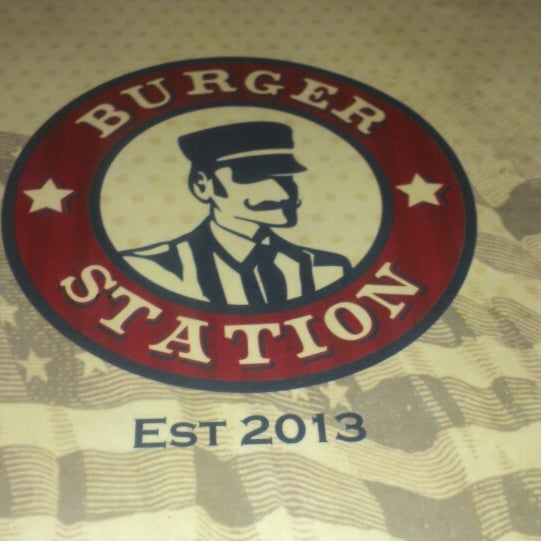 รูปภาพถ่ายที่ Burger Station โดย Andreia C. เมื่อ 9/8/2013
