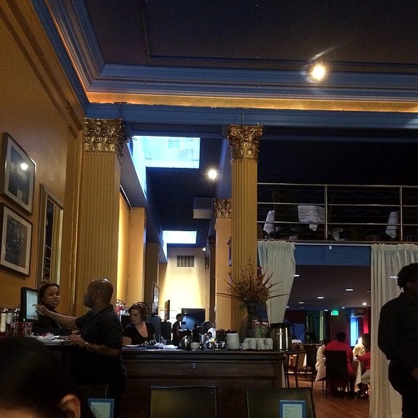 Foto scattata a Creme Restaurant and Lounge da Phil M. il 5/11/2014