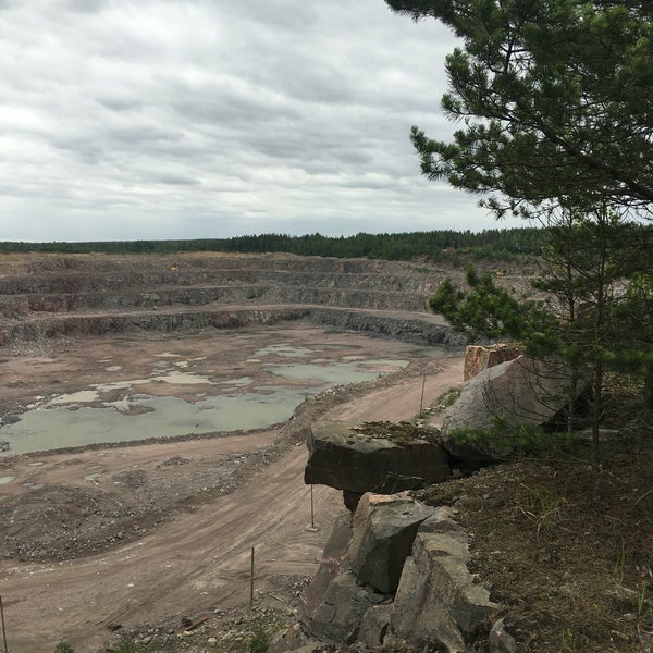 Карьер белый камень. Каменный карьер Благовещенск озеро. Каменный карьер Верхблаговещенск. Каменный карьер Каспийск. Карьер белый камень Чусовой