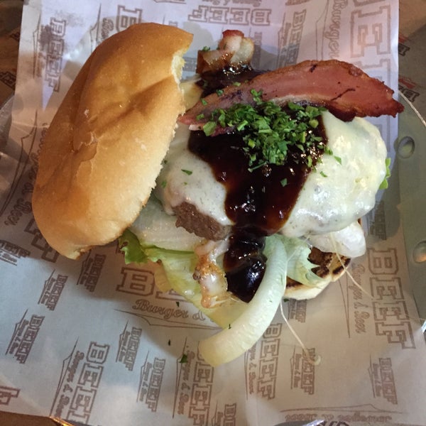 4/30/2015にDaniela T.がBeef Burger &amp; Beerで撮った写真